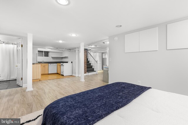 2819 S Joyce St, Arlington, VA 22202 - bedroom with light wood-style floors, recessed lighting, baseboards, and bar area