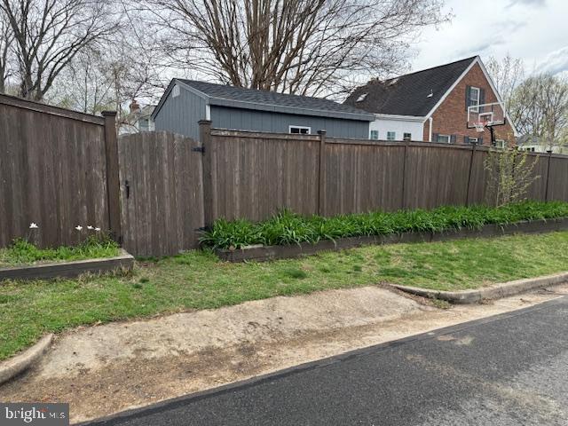 view of yard featuring fence