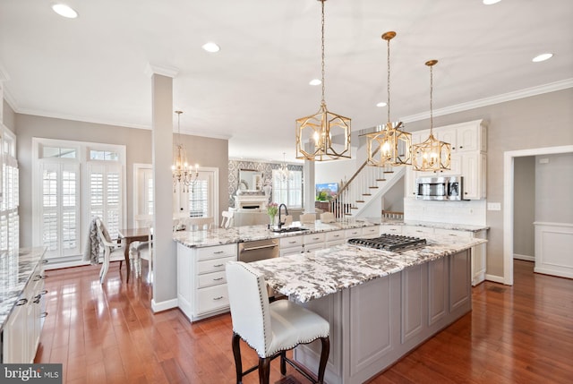 43005 Running Ridge Way, Leesburg, VA 20176 - kitchen featuring a chandelier, appliances with stainless steel finishes, a sink, crown molding, and a kitchen island