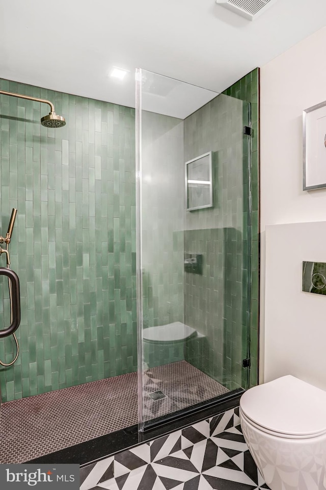 full bathroom featuring toilet, a shower stall, and visible vents
