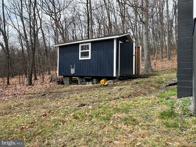 view of outdoor structure featuring an outbuilding