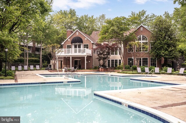 1524 Lincoln Way Unit 409, Mclean, VA 22102 - community pool with a hot tub and a patio area
