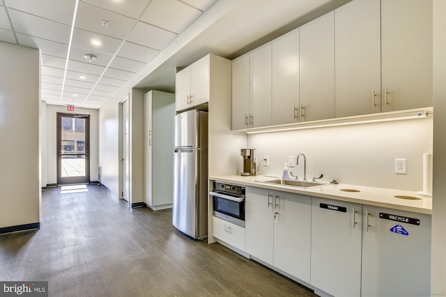 400 Madison St Unit 1704, Alexandria, VA 22314 - kitchen with dark wood-style floors, a sink, oven, light countertops, and freestanding refrigerator