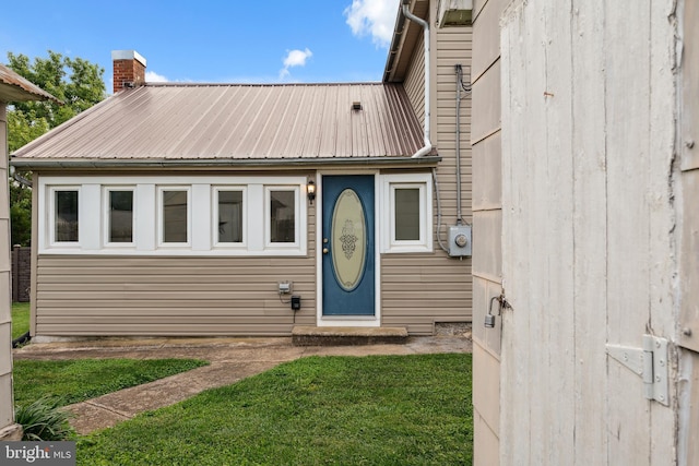 306 W Chapline St, Sharpsburg, MD 21782 - view of front of property featuring a metal roof, a chimney, and a front yard