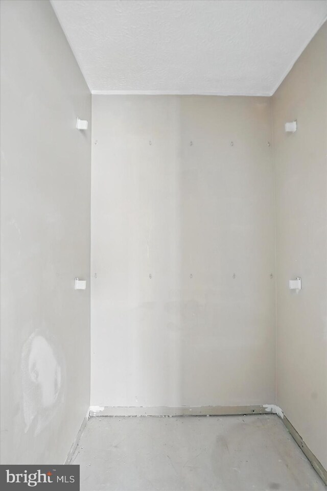 empty room featuring concrete flooring