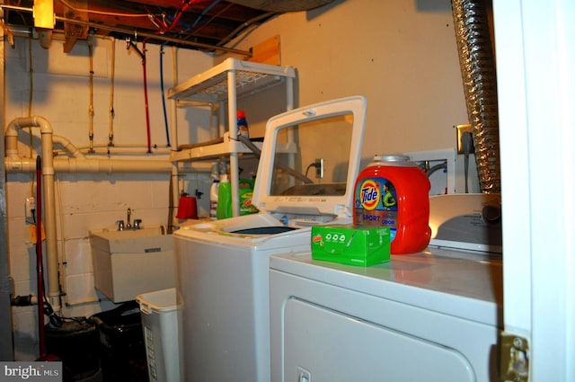 14 Longview Rd, Seven Valleys, PA 17360 - clothes washing area with washer and dryer, laundry area, and a sink