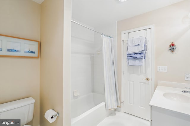 7906 Plum Creek Dr, Gaithersburg, MD 20879 - full bathroom with toilet, vanity, and shower / tub combo