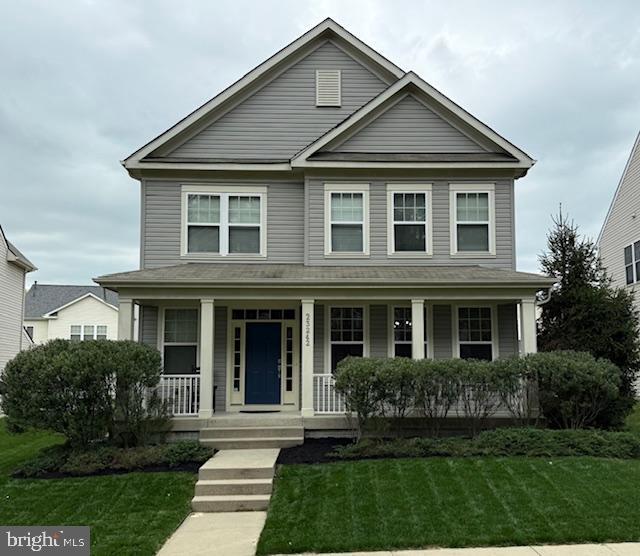 view of front of property featuring a porch and a front lawn