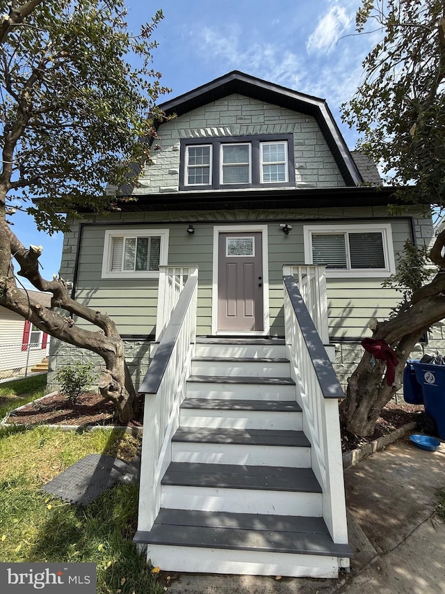 view of front facade featuring a gambrel roof