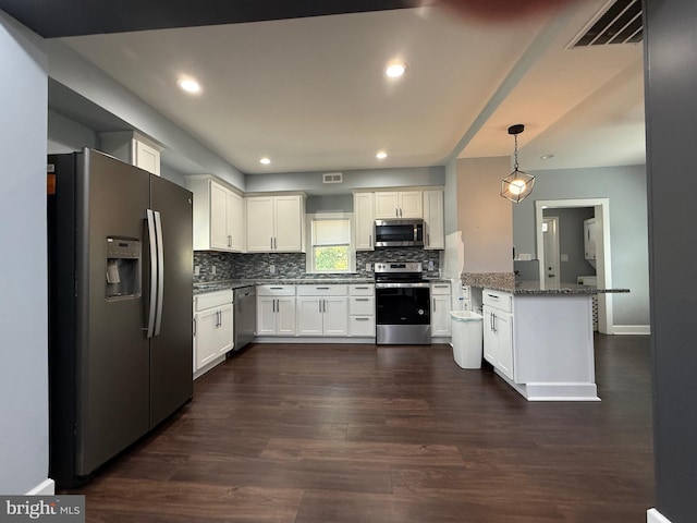 kitchen featuring dark wood-style floors, backsplash, visible vents, a peninsula, and appliances with stainless steel finishes
