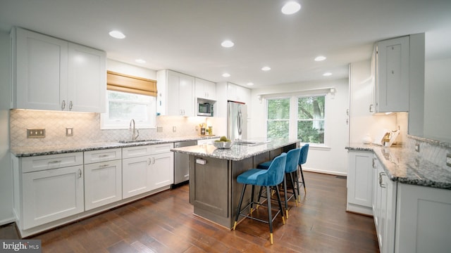 1601 Jubilation Ct, Herndon, VA 20170 - kitchen with a sink, appliances with stainless steel finishes, a kitchen island, plenty of natural light, and recessed lighting