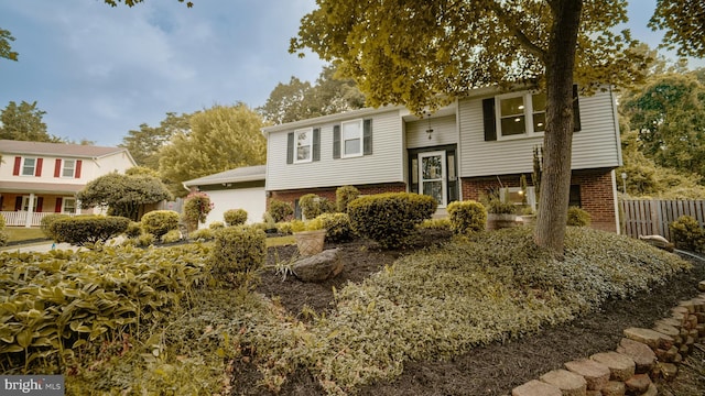 1601 Jubilation Ct, Herndon, VA 20170 - split foyer home with brick siding and fence