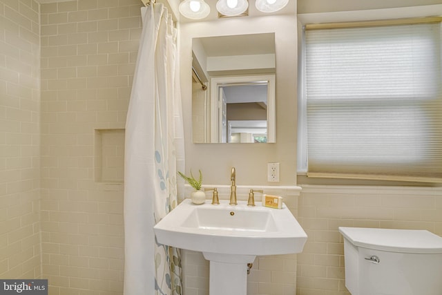 6515 Walters Woods Dr, Falls Church, VA 22044 - full bathroom featuring toilet, a shower with shower curtain, and a sink