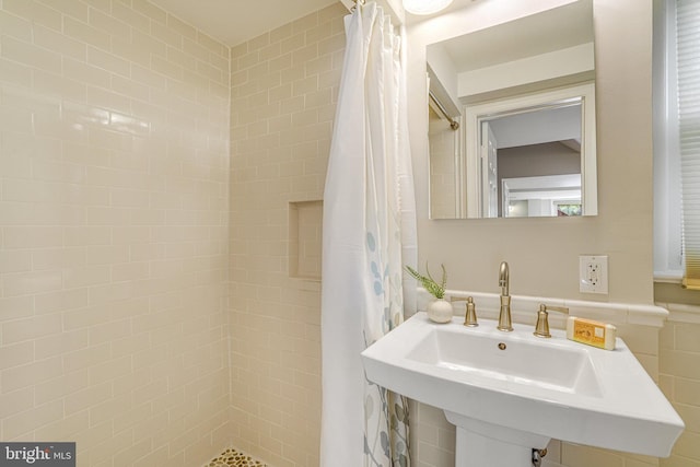 6515 Walters Woods Dr, Falls Church, VA 22044 - full bathroom with tiled shower and a sink