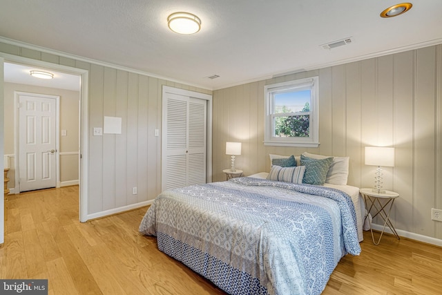 6515 Walters Woods Dr, Falls Church, VA 22044 - bedroom featuring visible vents, light wood-style floors, a closet, and crown molding