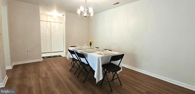 dining space featuring an inviting chandelier, baseboards, dark wood-style floors, and visible vents