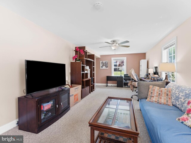 600 Maplewood Rd, Springfield, PA 19064 - carpeted living room with baseboards and ceiling fan