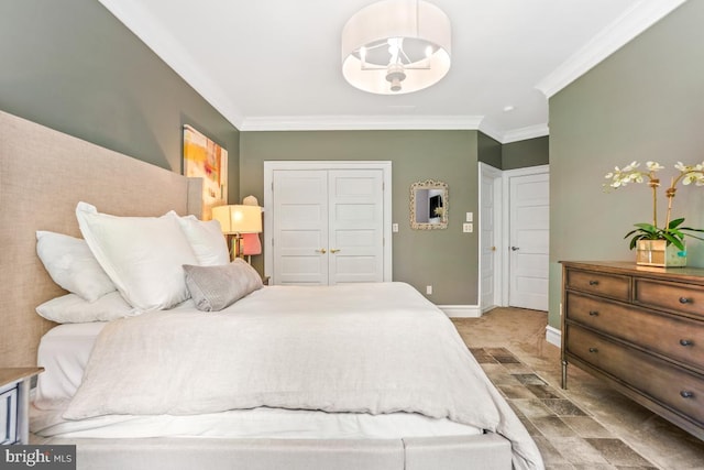 bedroom with baseboards, ornamental molding, and a closet