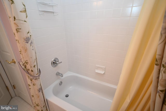 bathroom featuring shower / bath combo