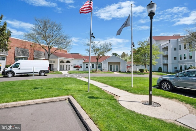 view of property's community featuring a yard