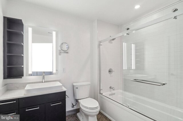 full bath with vanity, toilet, bath / shower combo with glass door, baseboards, and recessed lighting