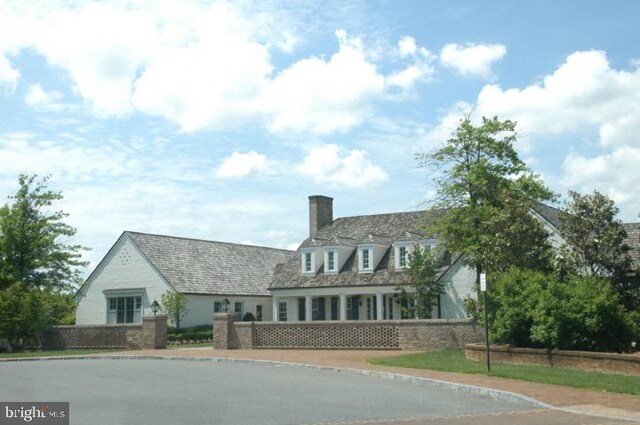 view of front of property featuring a chimney and a fenced front yard