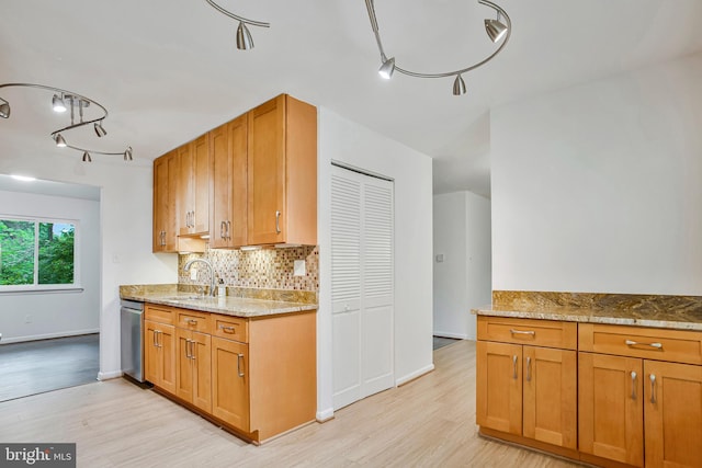 6901 Niles Dr, Laurel, MD 20707 - kitchen featuring a sink, light wood-type flooring, backsplash, and rail lighting