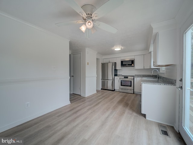 1566 Lodge Pole Ct, Annapolis, MD 21409 - kitchen with ceiling fan, visible vents, white cabinets, light wood finished floors, and stainless steel appliances