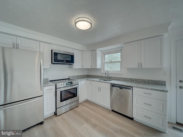 1566 Lodge Pole Ct, Annapolis, MD 21409 - kitchen featuring visible vents, a sink, white cabinets, and stainless steel appliances