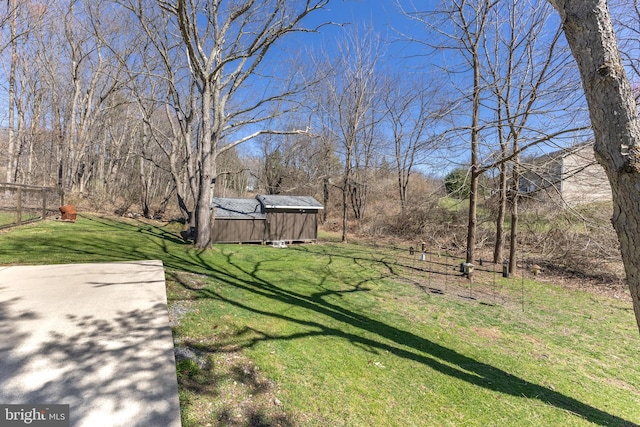 view of yard with an outbuilding