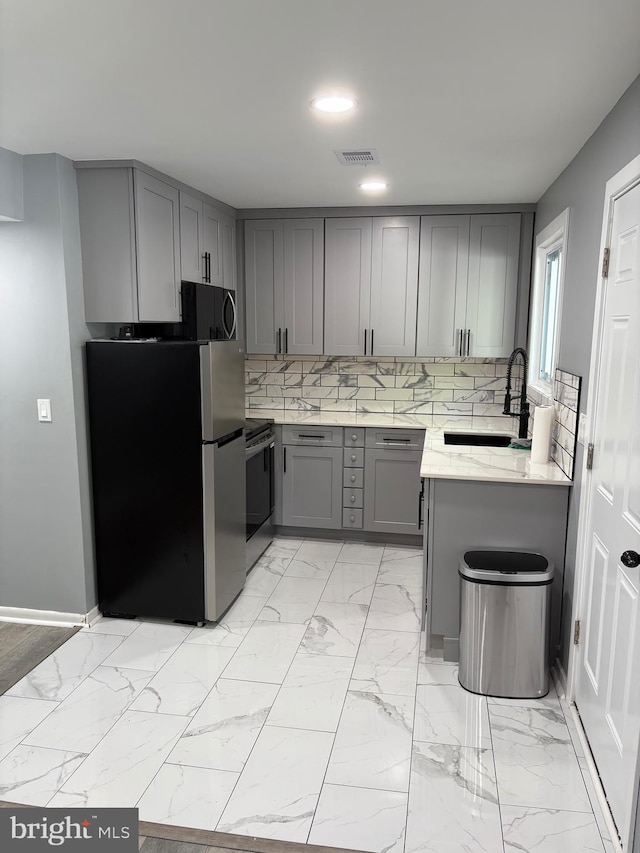 354 Kemper Dr, Newark, DE 19702 - kitchen featuring stainless steel appliances, gray cabinetry, a sink, light marble finish flooring, and recessed lighting