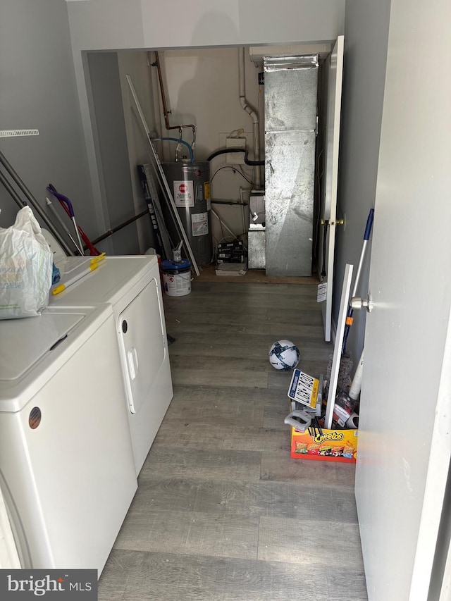 354 Kemper Dr, Newark, DE 19702 - laundry area with washing machine and clothes dryer, water heater, and wood finished floors