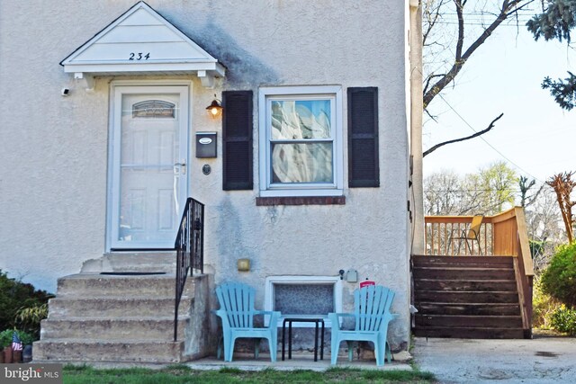 view of exterior entry featuring stucco siding