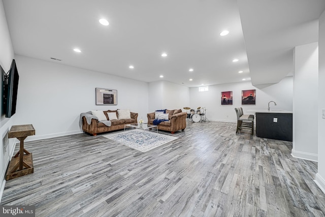 24642 Black Willow Dr, Aldie, VA 20105 - living room with visible vents, baseboards, indoor wet bar, recessed lighting, and wood finished floors