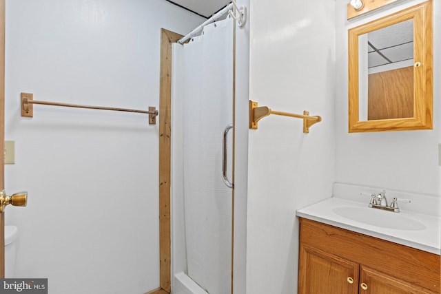 full bath with toilet, a shower with shower curtain, and vanity