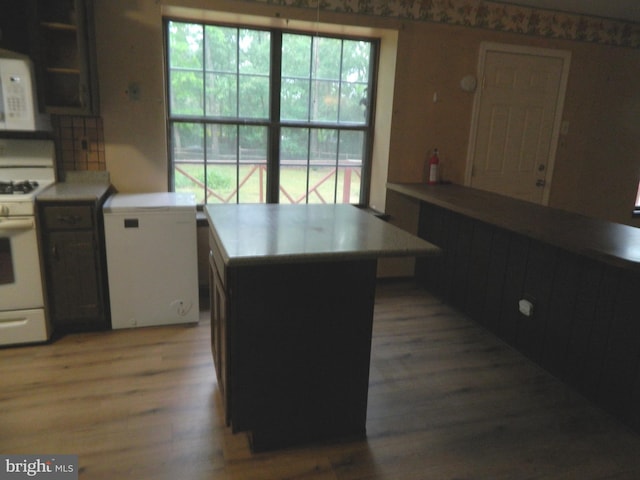 134 Country Ln, Sicklerville, NJ 08081 - kitchen with white appliances, light wood finished floors, light countertops, and a peninsula
