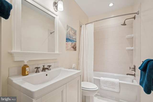 810 Macsherry Dr, Arnold, MD 21012 - bathroom featuring shower / bathtub combination with curtain, vanity, and toilet