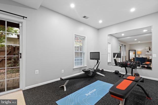 workout room featuring recessed lighting and baseboards