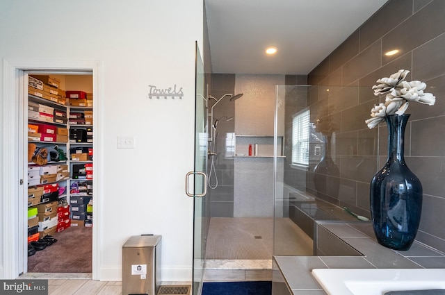 bathroom featuring a tile shower