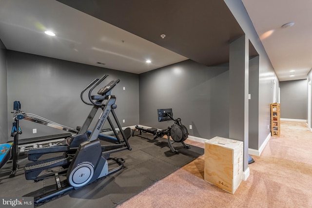 exercise room with baseboards, visible vents, and recessed lighting