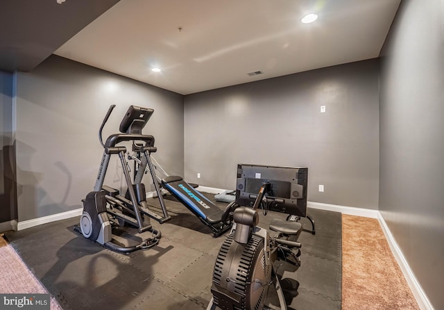 workout room featuring visible vents, baseboards, and recessed lighting