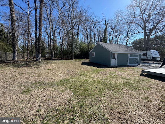 view of yard with an outbuilding