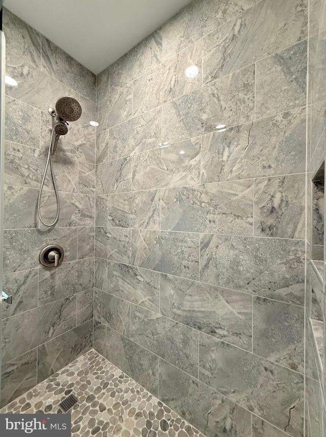 bathroom featuring tiled shower