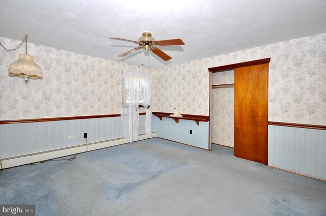 spare room with carpet flooring, a ceiling fan, and wallpapered walls