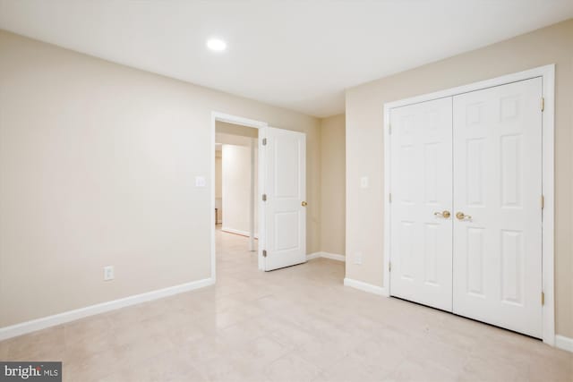 unfurnished bedroom featuring recessed lighting, a closet, and baseboards