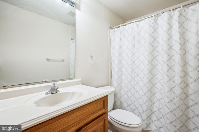 full bathroom with visible vents, vanity, a shower with shower curtain, and toilet
