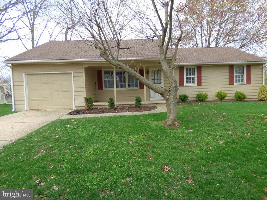 150 Red Stone Rdg, Delran, NJ 08075 - ranch-style home featuring an attached garage, a shingled roof, driveway, and a front lawn