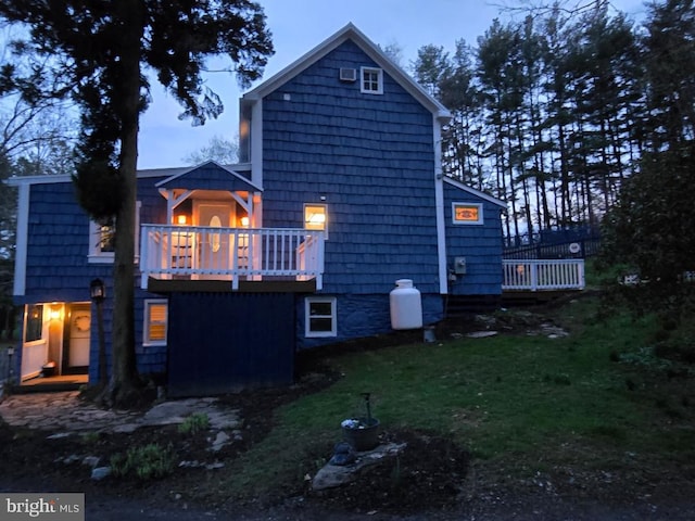 back of house featuring a lawn