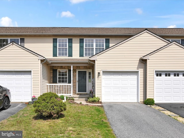 view of front of property with driveway and covered porch