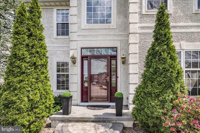 entrance to property with stucco siding